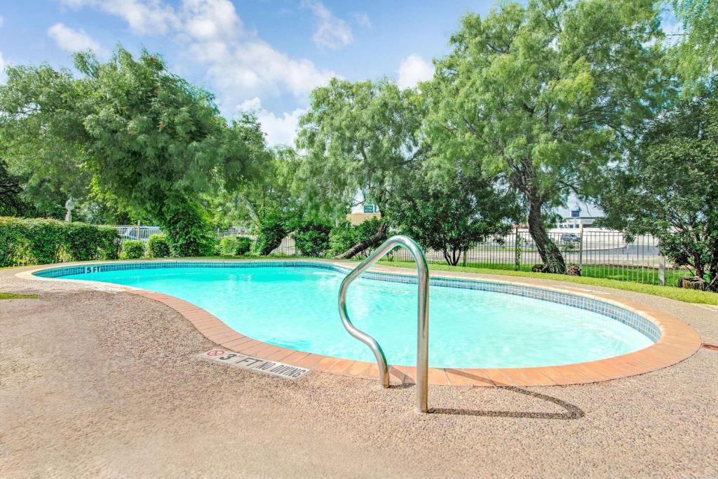 Super 8 by Wyndham San Antonio/Fiesta - image 2