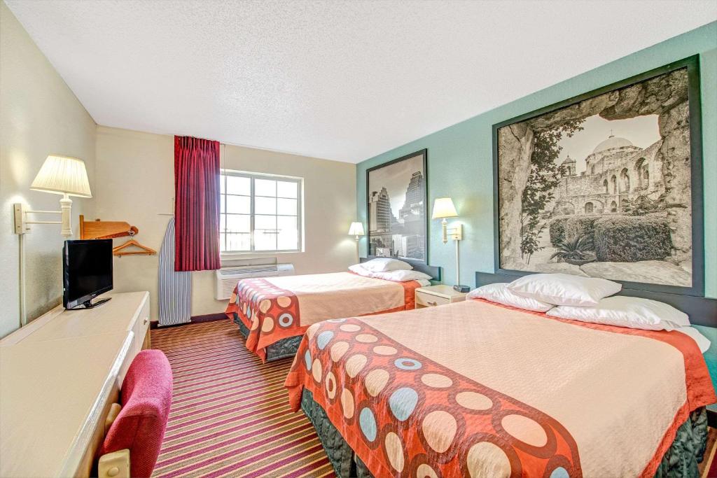 Super 8 by Wyndham San Antonio/Fiesta - image 3