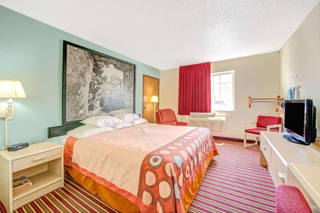 Super 8 by Wyndham San Antonio/Fiesta - image 4