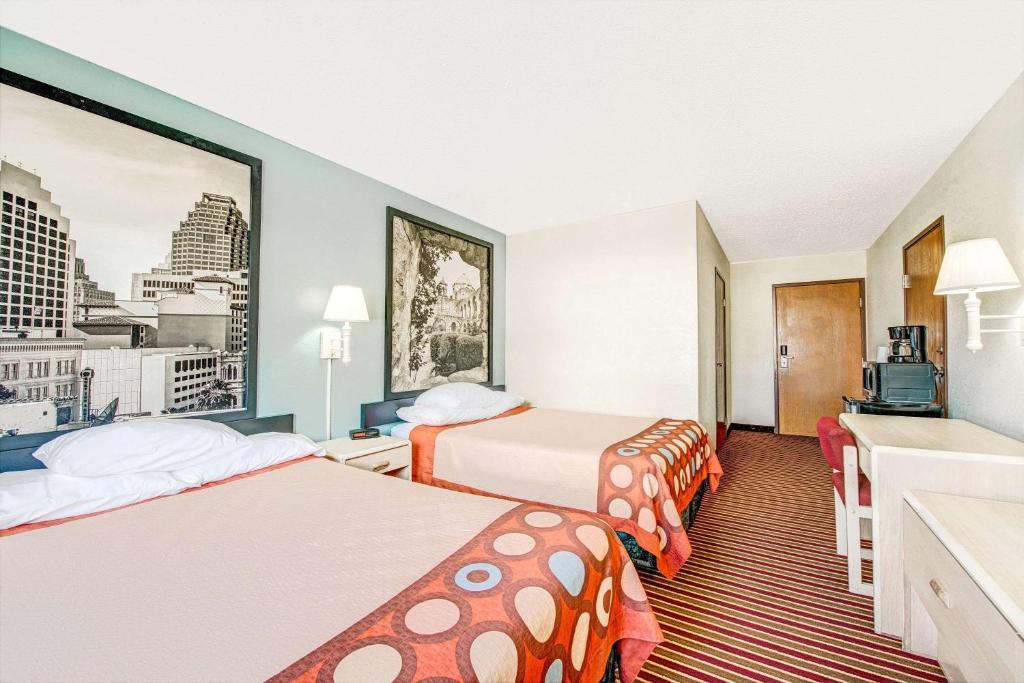 Super 8 by Wyndham San Antonio/Fiesta - image 5