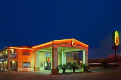 Super 8 by Wyndham San Antonio/Riverwalk Area - image 2