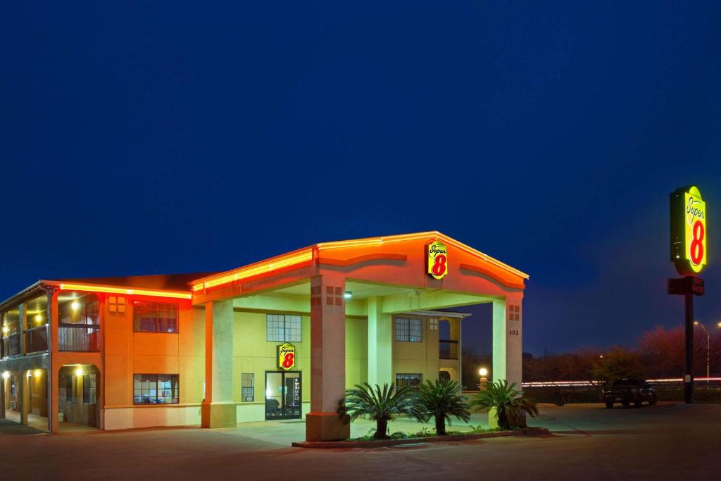 Super 8 by Wyndham San Antonio/Riverwalk Area - image 2