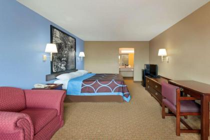 Super 8 by Wyndham San Antonio/Riverwalk Area - image 3