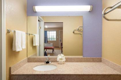 Super 8 by Wyndham San Antonio/Riverwalk Area - image 4