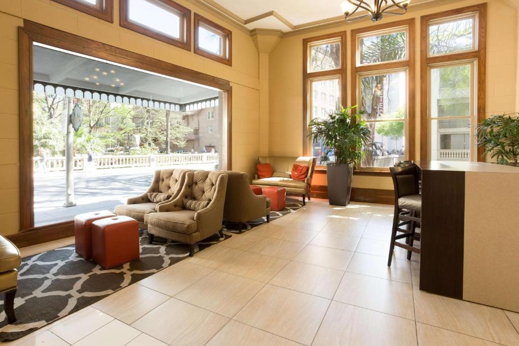 Drury Inn & Suites San Antonio Riverwalk - image 2
