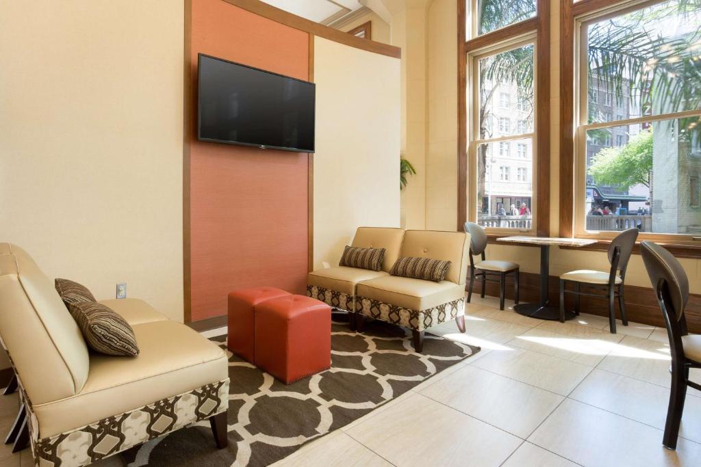 Drury Inn & Suites San Antonio Riverwalk - image 4
