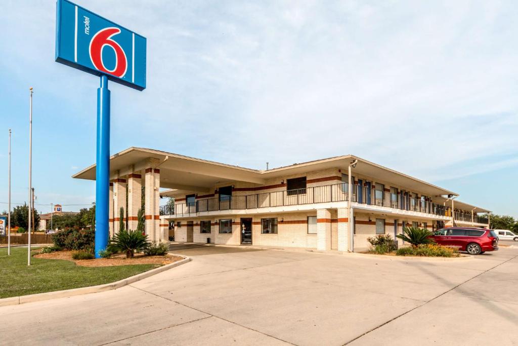 Motel 6-San Antonio TX - South WW White Rd - main image