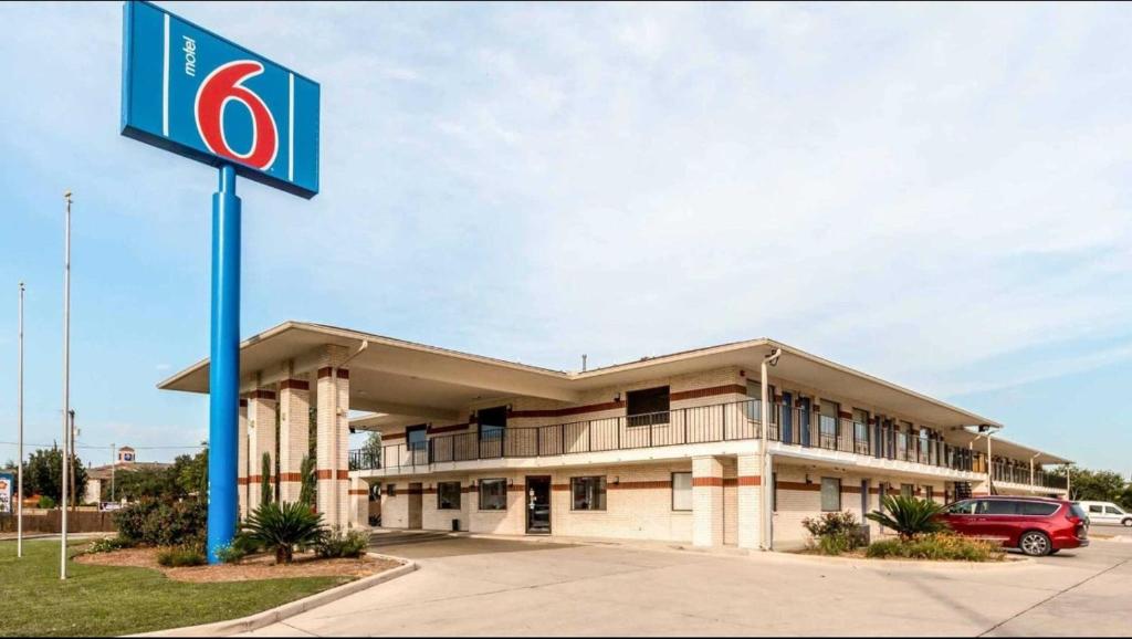 Motel 6-San Antonio TX - South WW White Rd - image 2