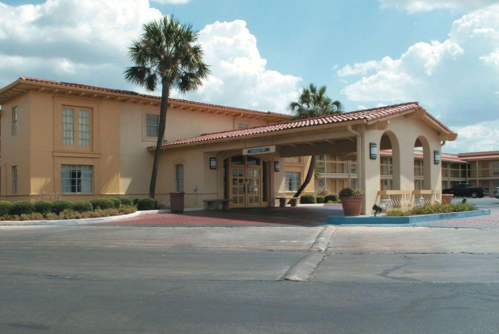 La Quinta Inn by Wyndham San Antonio South Park - main image