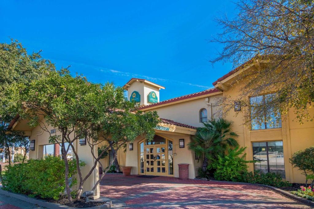 La Quinta Inn by Wyndham San Antonio I-35 N at Rittiman Rd - main image