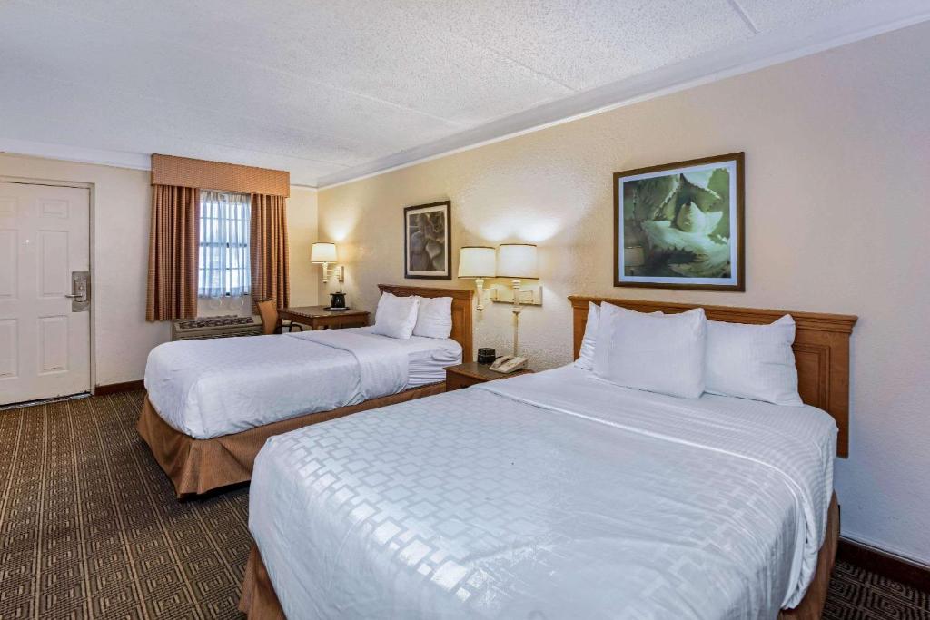 La Quinta Inn by Wyndham San Antonio I-35 N at Rittiman Rd - image 2