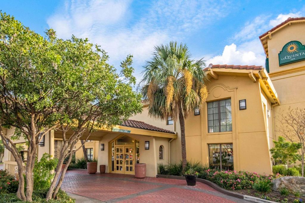La Quinta Inn by Wyndham San Antonio Market Square - main image