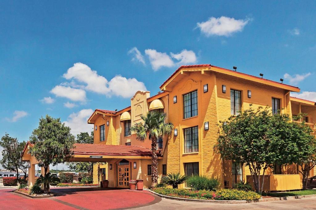 Super 8 by Wyndham San Antonio Near SeaWorld Ingram Park - main image