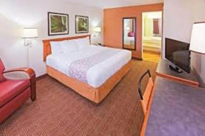 Super 8 by Wyndham San Antonio Near SeaWorld Ingram Park - image 5