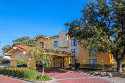 La Quinta Inn by Wyndham San Antonio I-35 N at Toepperwein - image 2