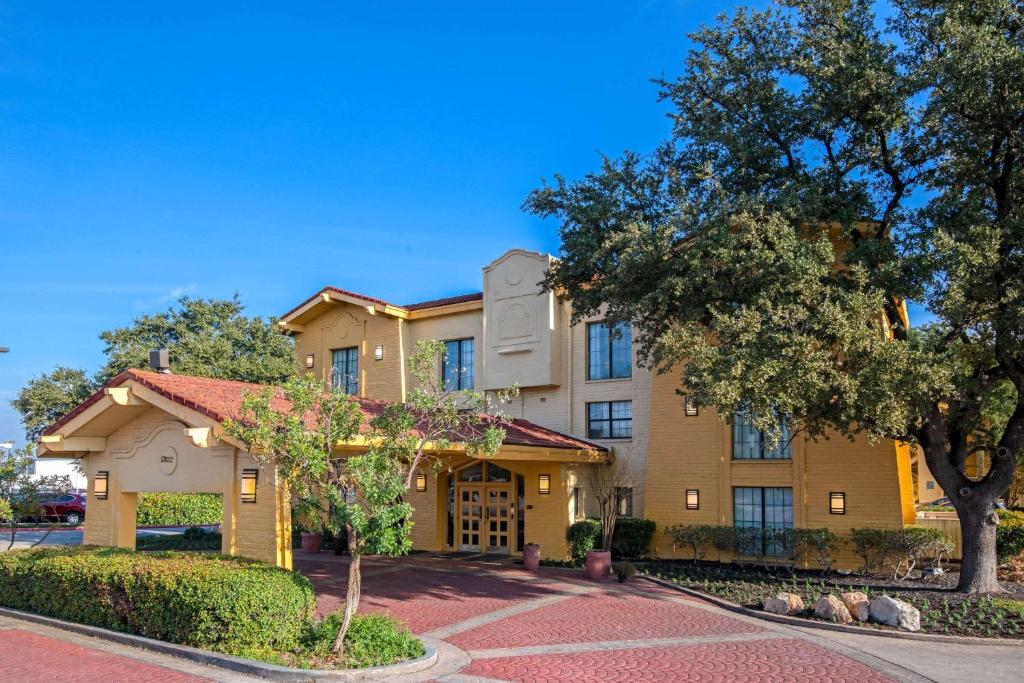 La Quinta Inn by Wyndham San Antonio I-35 N at Toepperwein - image 2