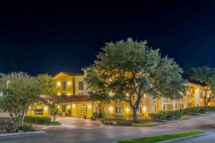 La Quinta Inn by Wyndham San Antonio I-35 N at Toepperwein - image 3