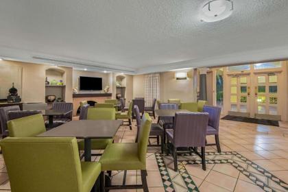La Quinta Inn by Wyndham San Antonio I-35 N at Toepperwein - image 4
