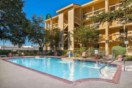 La Quinta Inn by Wyndham San Antonio I-35 N at Toepperwein - image 5
