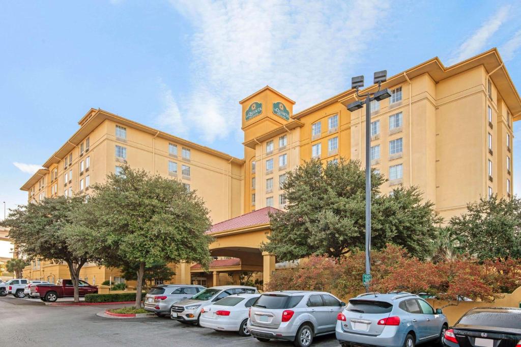 La Quinta by Wyndham San Antonio Airport - main image