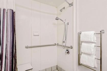 La Quinta by Wyndham San Antonio Airport - image 5