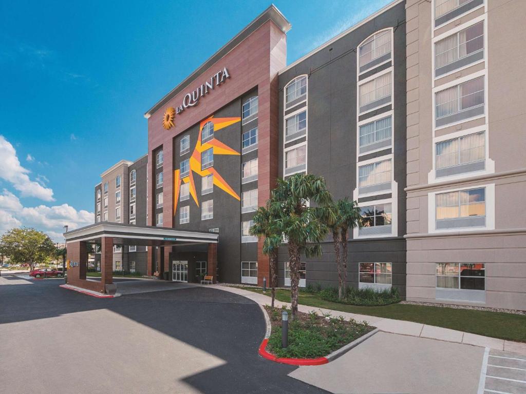 La Quinta by Wyndham San Antonio Downtown - image 2