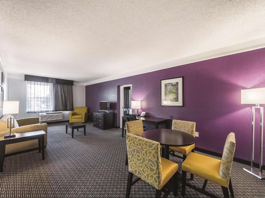 La Quinta by Wyndham San Antonio Downtown - image 4