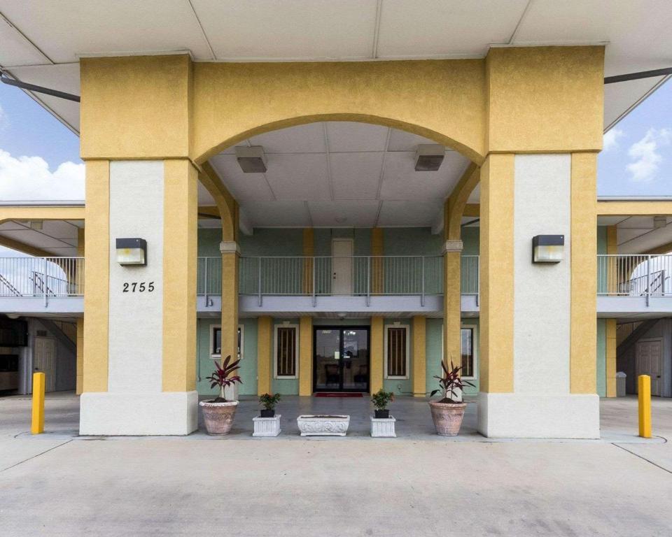 Econolodge Inn & Suites Downtown Northeast - main image