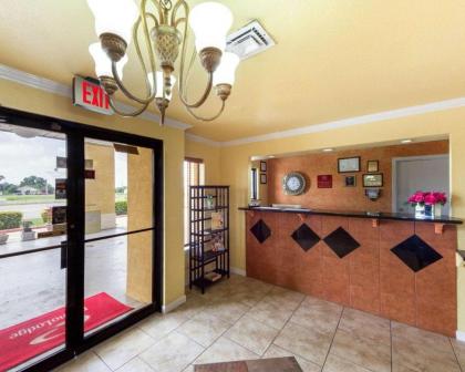 Econolodge Inn & Suites Downtown Northeast - image 4