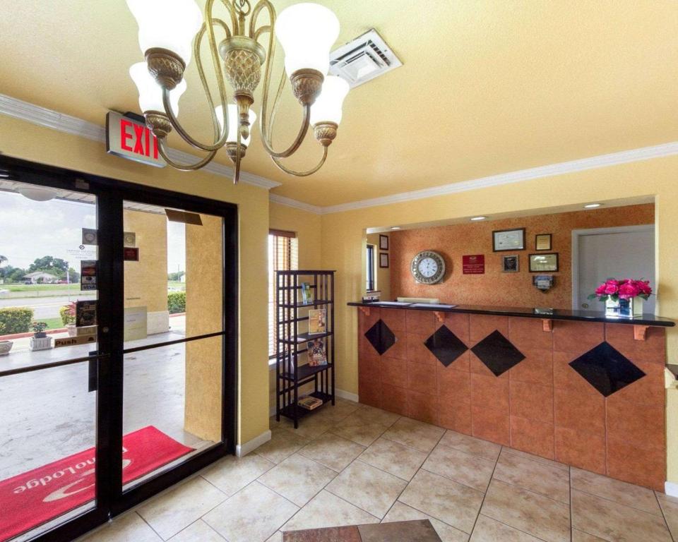 Econolodge Inn & Suites Downtown Northeast - image 4