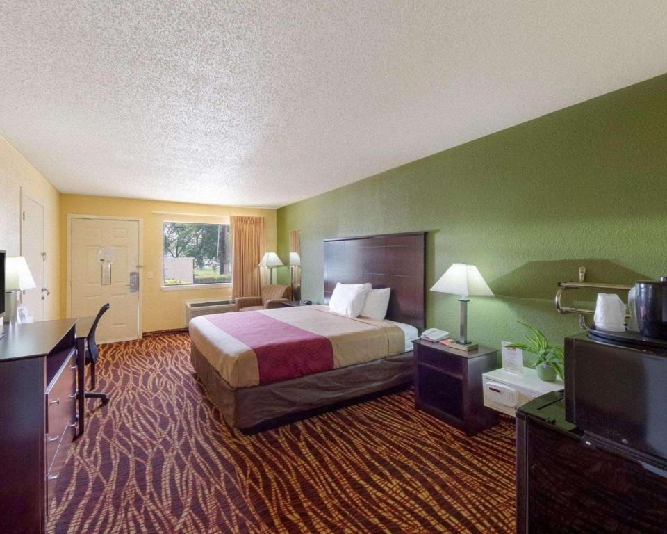 Econolodge Inn & Suites Downtown Northeast - image 5