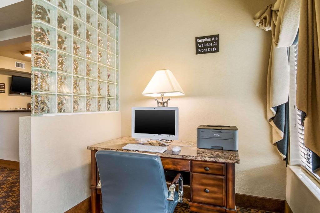 Quality Suites San Antonio - image 2