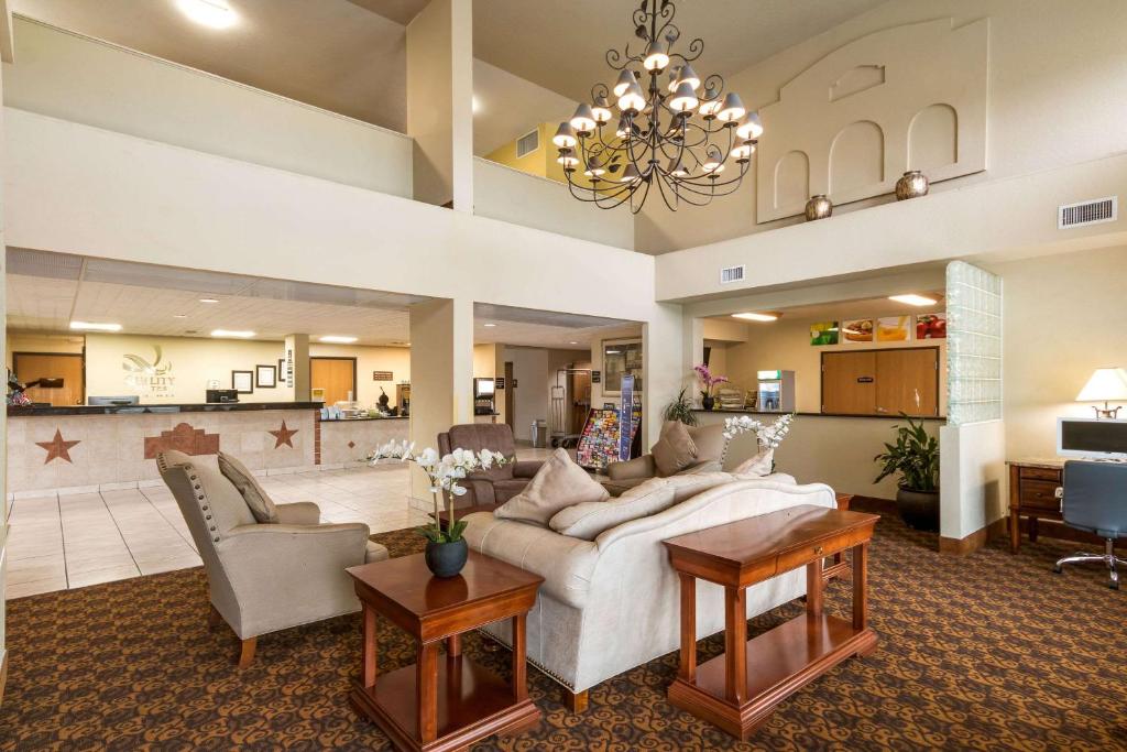 Quality Suites San Antonio - image 4