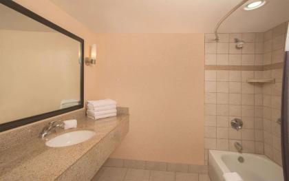 La Quinta by Wyndham San Antonio Medical Ctr. NW - image 3