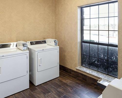 Comfort Inn near Seaworld - Lackland AFB - image 2