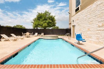Days Inn & Suites by Wyndham San Antonio near AT&T Center - image 2