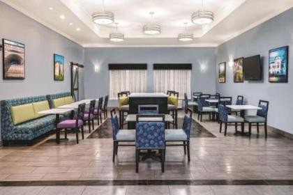 La Quinta Inn & Suites by Wyndham San Antonio The Dominion - image 2