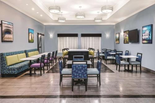La Quinta Inn & Suites by Wyndham San Antonio The Dominion - image 2