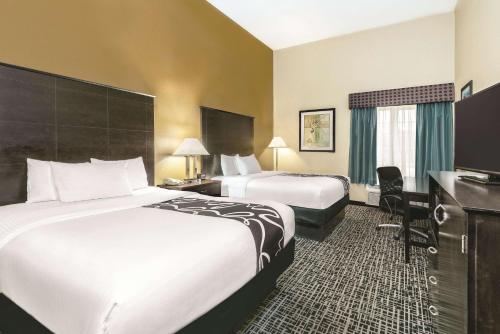 La Quinta Inn & Suites by Wyndham San Antonio The Dominion - image 3