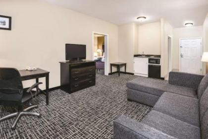 La Quinta Inn & Suites by Wyndham San Antonio The Dominion - image 4
