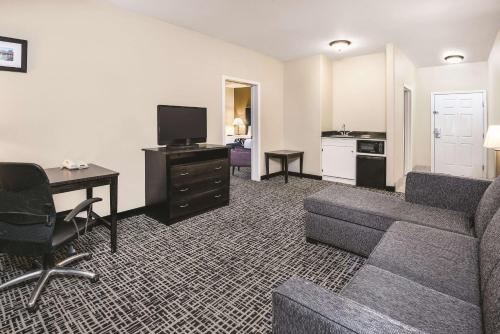 La Quinta Inn & Suites by Wyndham San Antonio The Dominion - image 4