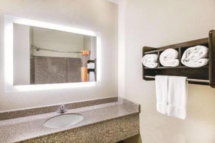 La Quinta Inn & Suites by Wyndham San Antonio The Dominion - image 5