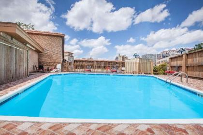 Days Inn by Wyndham San Antonio Alamo/Riverwalk - image 4