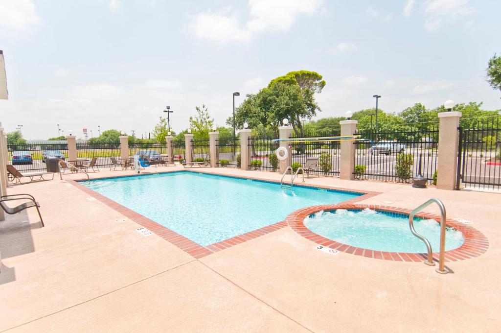 Holiday Inn Express & Suites San Antonio SE by AT&T Center an IHG Hotel - image 4