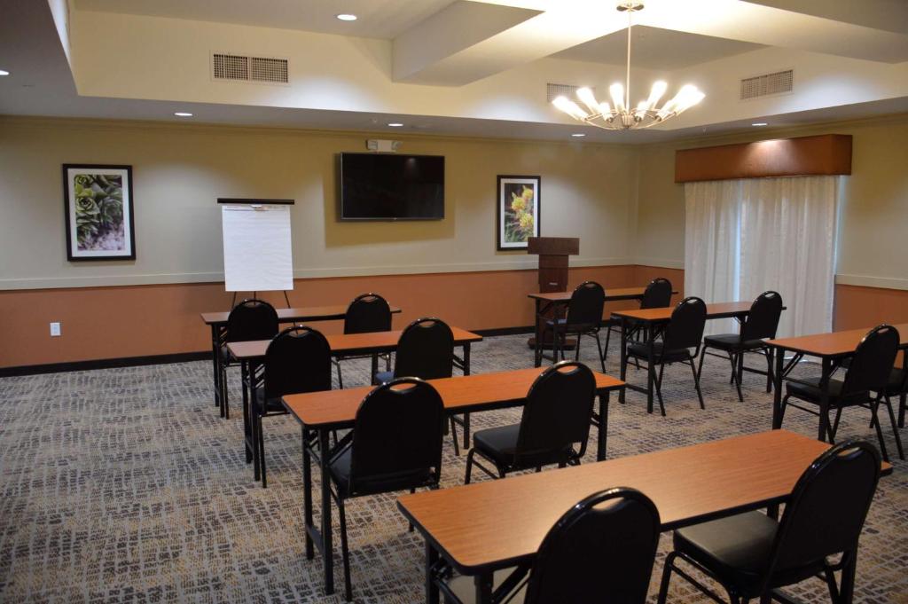 Best Western Plus Elmendorf Hotel - image 3