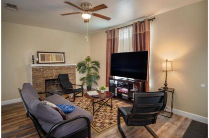 Florida St Nice Remodeled 3BR/2BA Near Downtown - image 2