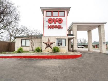 OYO Hotel San Antonio near AT&T Center - image 3