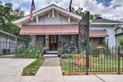 Romantic Villa with Courtyard 2 Blocks to Riverwalk San Antonio