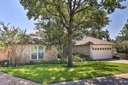 Family-Friendly Home with Hot Tub Fire Pit and Deck! - image 2