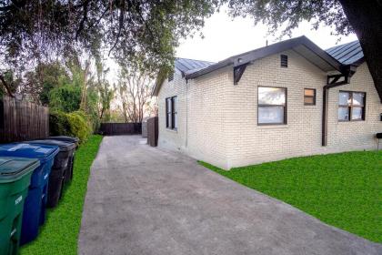 Cozy Downtown Guest House 2BR1BA Sleeps 8